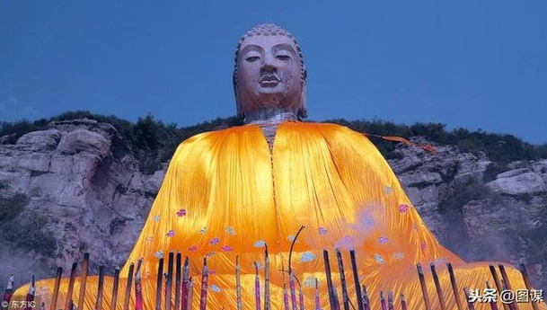 Mông Sơn Đại Phật nằm ở phía tây bắc Mông Sơn, thành phố Thái Nguyên, tỉnh Sơn Tây, Trung Quốc, được các thợ thủ công chạm khắc trên vách đá.