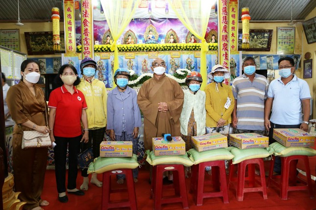 Chùa Dư Khánh trao quà cho người dân khó khăn.