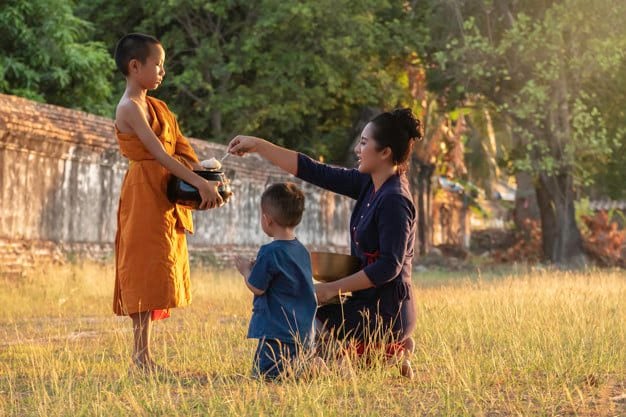 Sống thuận pháp tức dù hoàn cảnh nào cũng thường chánh niệm tỉnh giác, rõ biết thực tại.