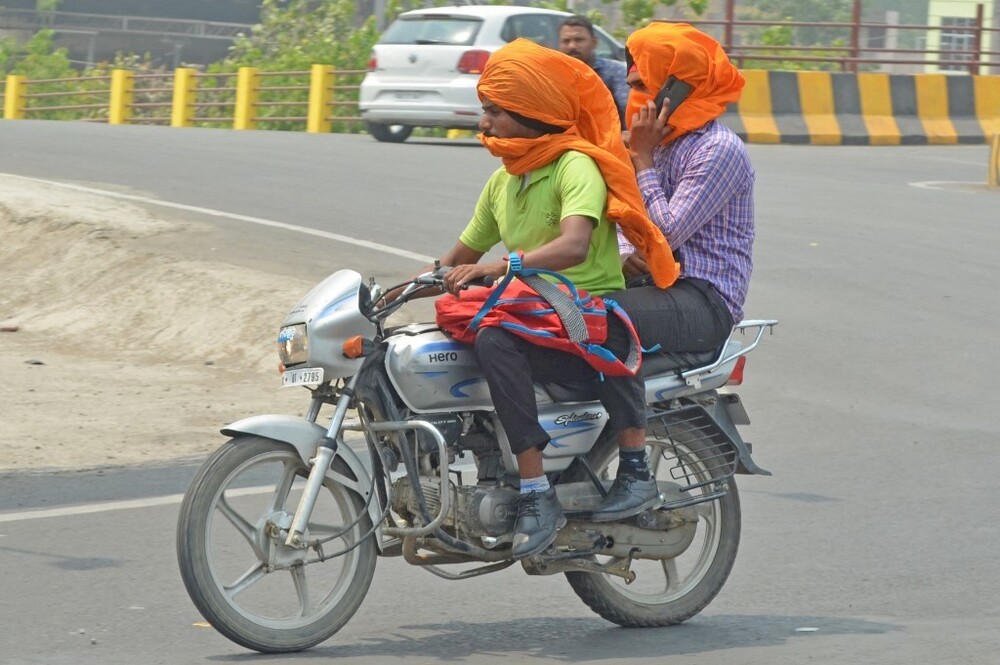 Người đi xe máy quấn khăn quanh đầu để tránh nắng nóng tại Amritsar hôm 1/5, khi nhiệt độ ngoài trời lên tới 41 độ C. Nắng nóng kết hợp với hiện tượng 'nhiệt độ bầu ướt' đang thách thức giới hạn chịu đựng của người dân Ấn Độ. Nhiệt độ bầu ướt là đơn vị nhiệt độ thấp nhất có thể đạt được khi không khí bão hòa hơi nước, thường không quá 31°C. Khi nhiệt độ bầu ướt trên 35°C, không khí không thể hấp thụ thêm hơi nước, khiến mồ hôi không bay hơi, làm cho con người gặp các hiện tượng sốc nhiệt như mệt mỏi, chuột rút, phát ban, đặc biệt là tình trạng say nắng với nguy cơ tử vong chỉ sau vào giờ. Bang Maharashtra ở tây Ấn Độ đã báo cáo 25 ca tử vong vì nắng nóng từ cuối tháng 3, con số cao nhất trong vòng 5 năm qua.