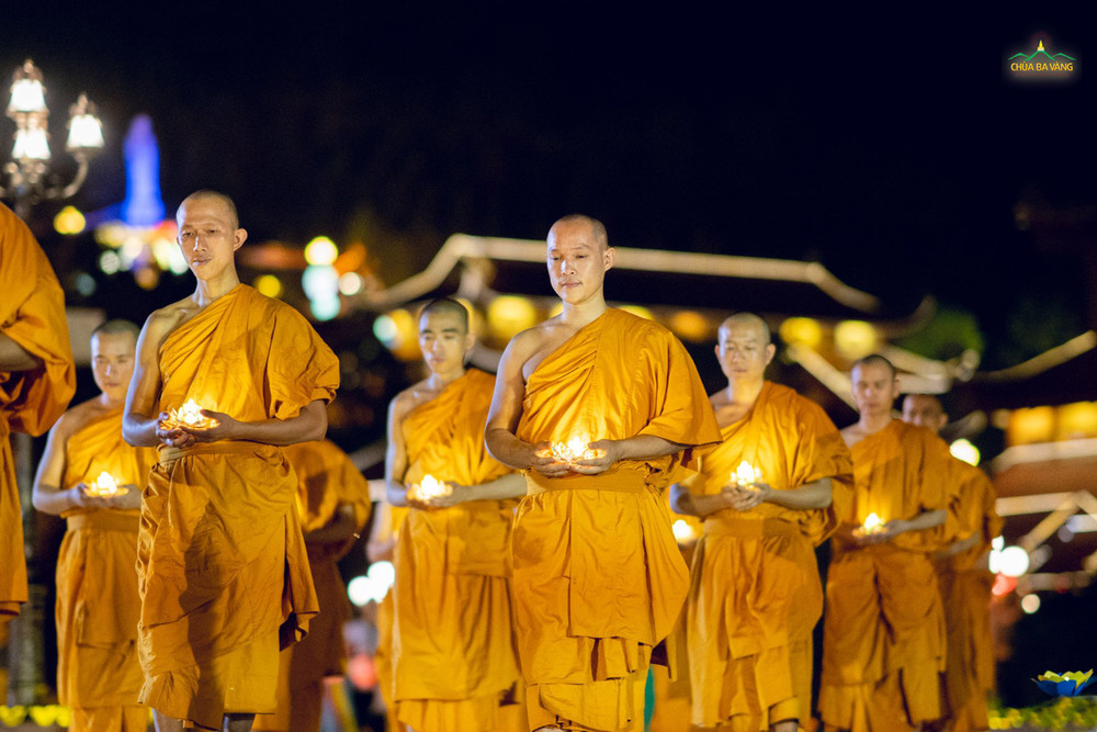 Hình ảnh chư Tăng chùa Ba Vàng trang nghiêm đi nhiễu quanh tôn tượng đản sinh của Đức Thế Tôn. (Ảnh năm 2021)