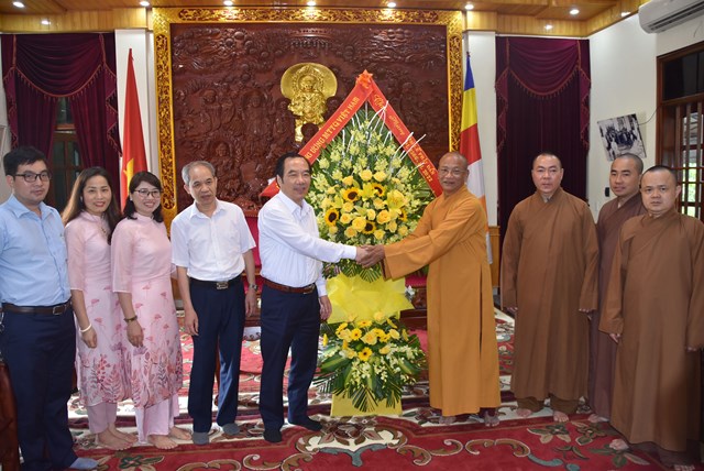 Phó Chủ tịch Ngô Sách Thực tặng hoa chúc mừng đại lễ Phật đản 2646 tại Trung tâm Phật giáo Trúc Lâm Thiên Trường (Nam Định)