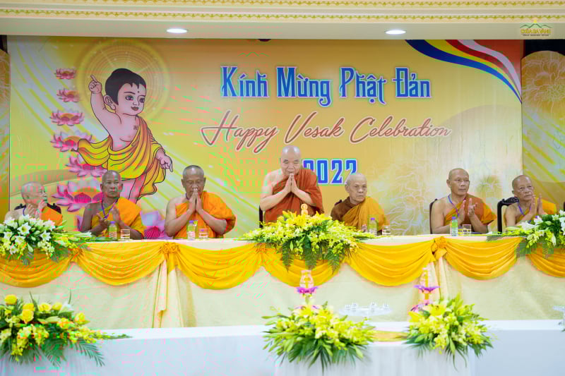 Trưởng lão Hòa thượng Thích Thiện Tâm, Phó Chủ tịch Hội đồng trị sự, Phó trưởng Ban thường trực Ban Phật giáo quốc tế, Giáo hội Phật giáo Việt Nam - Trụ trì Chùa Phổ Minh dự chương trình