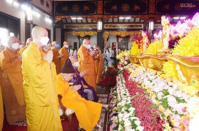 Chư tôn đức tổ đình Vĩnh Nghiêm trang nghiêm khóa lễ Tắm Phật