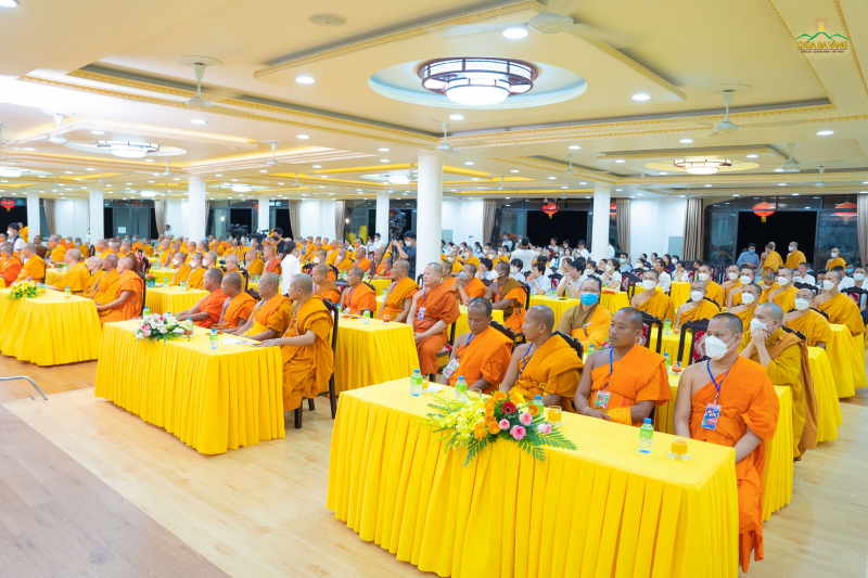 Quang cảnh buổi Chư Tăng, Phật tử nước ngoài cúng dường chùa Ba Vàng