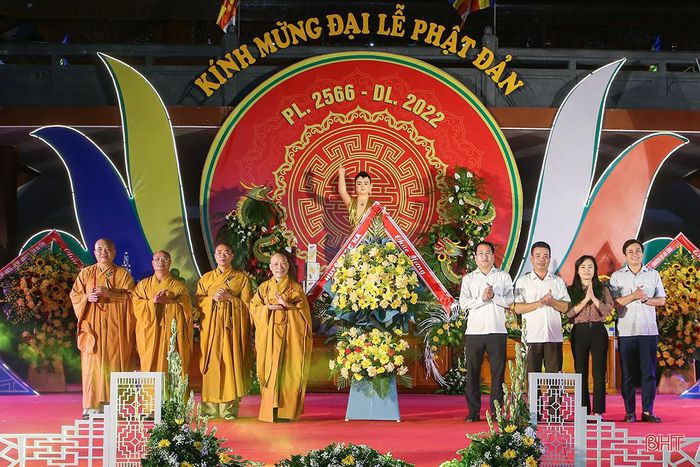 Lãnh đạo huyện Lộc Hà tặng hoa chúc mừng đại lễ.