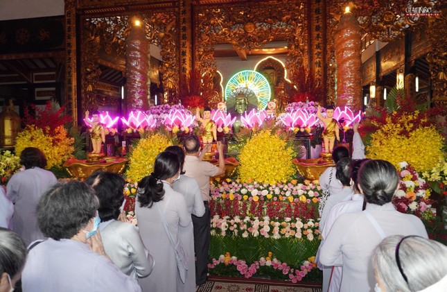 'Con nay tắm gội chư Như Lai / Công đức trang nghiêm tịnh trí đầy'
