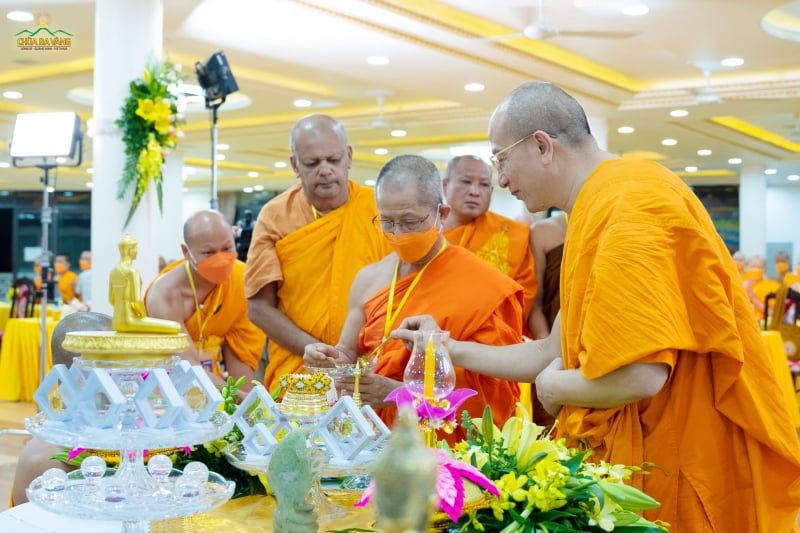Chư Tăng nước ngoài cúng dường chùa Ba Vàng