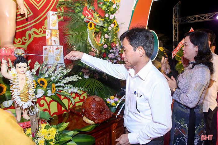 ...và cử hành nghi lễ tắm Phật.