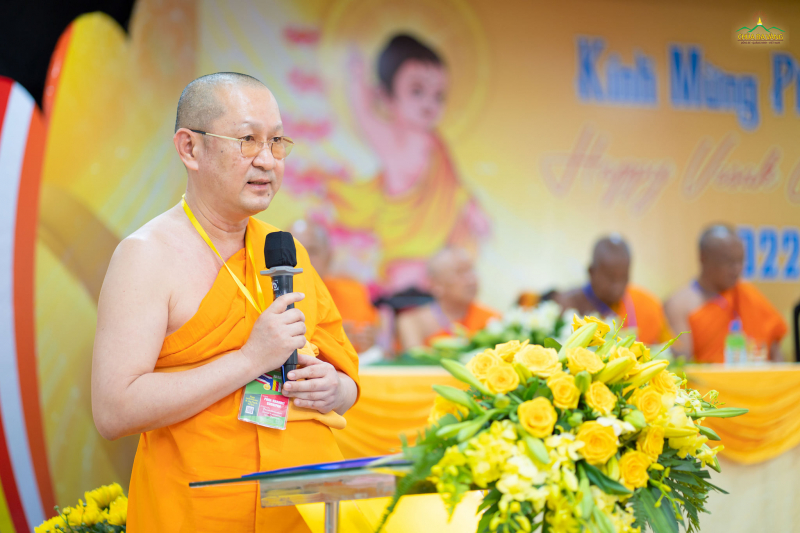 Thượng tọa PhraVidesDhammabhorn - Chủ tịch hội đồng Quỹ Dhammakaya, trưởng ban Phật giáo Quốc tế, điều hành hơn 205 chi nhánh tại 180 nước trên thế giới chia sẻ trong chương trình