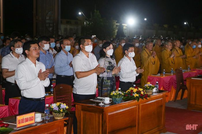 Các đồng chí lãnh đạo tỉnh dâng hương mừng Đại lễ Phật đản...