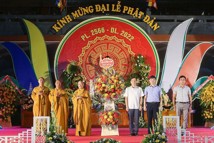 Đại diện lãnh đạo Công an tỉnh tặng hoa chúc mừng đại lễ.