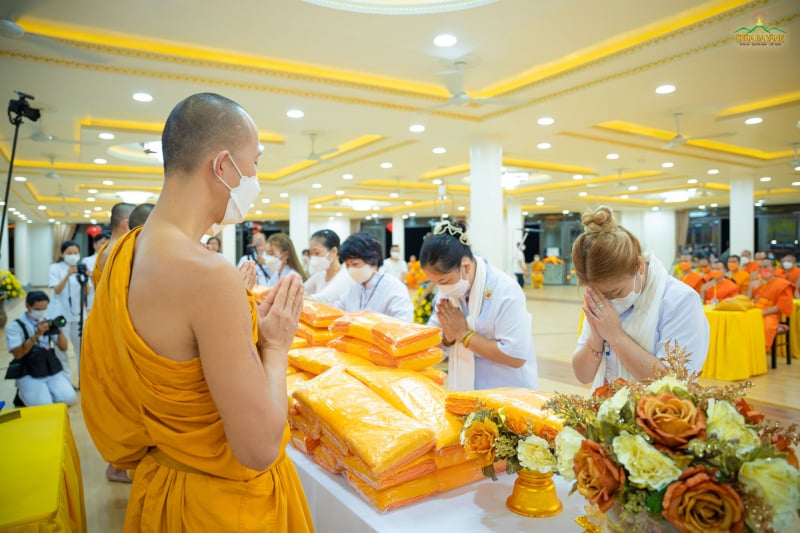 Phật tử các nước cung kính cúng dường Chư Tăng chùa Ba Vàng