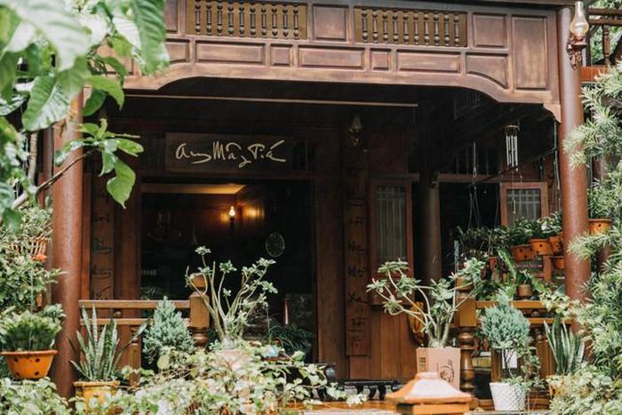 Được thiết kế kiểu kiến trúc mở, cỏ cây, hoa lá, thiên nhiên hòa điệu. “Bút dựng rừng tùng, mây nước lung linh, khách quý, gió thơm hương lá bối/ Thơ reo vườn trúc, khói sương bát ngát, bạn lành, nắng ấm sắc hiên văn”
