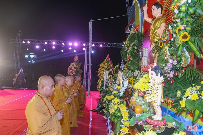 Cử hành nghi thức truyền thống cúng dường Phật đản, cầu nguyện cho quốc thái dân an.