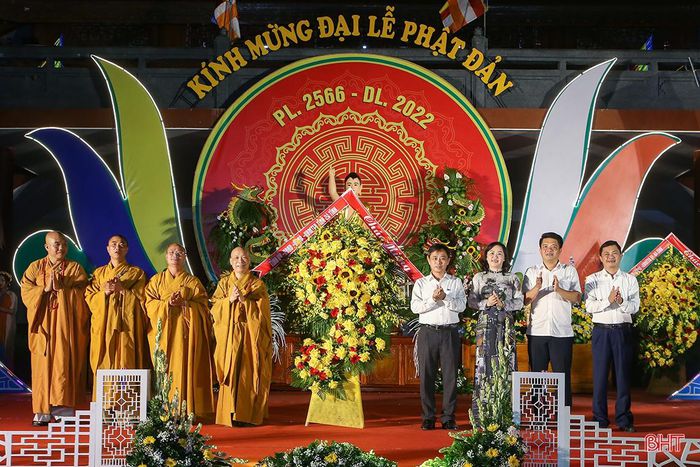 Phó Bí thư Thường trực Tỉnh ủy Trần Thế Dũng và các đồng chí lãnh đạo tỉnh tặng hoa chúc mừng Đại lễ Phật đản.