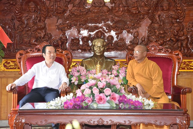 Phó Chủ tịch Ngô Sách Thực vấn an, trò chuyện cùng Hòa thượng Thích Quảng Hà