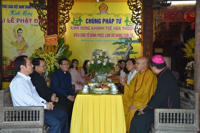 Phó Chủ tịch Ngô Sách Thực vấn an, trò chuyện cùng Hòa thượng Thích Quảng Tùng.