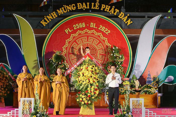 Lãnh đạo thành phố Hà Tĩnh tặng hoa chúc mừng.
