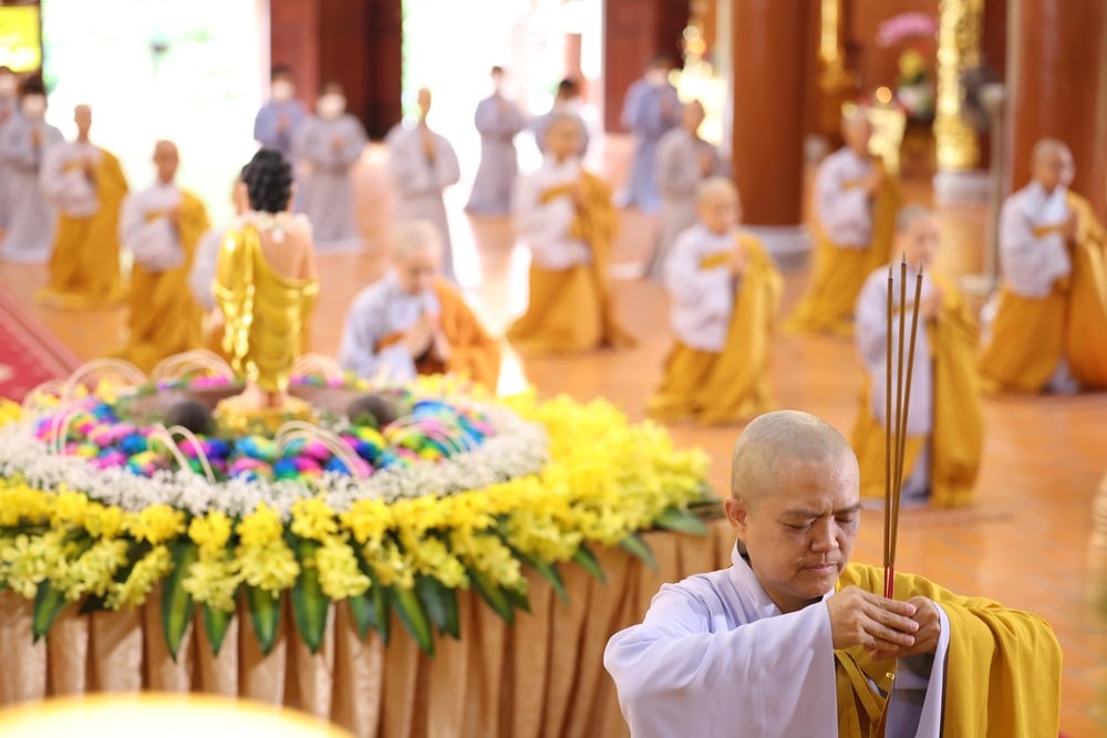 Khi trời vừa rạng sáng, Chư Ni thiền tọa và thiền hành dưới cội cây bồ đề tưởng niệm sự kiện Đức Phật Thích Ca Mâu Ni đản sinh.