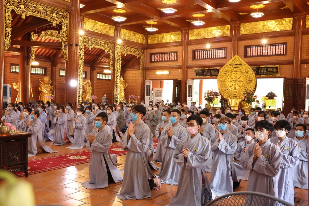 Quý Phật tử phát nguyện giữ gìn năm giới, Phật hóa gia đình để cuộc sống thường được an vui, hạnh phúc trong chánh pháp