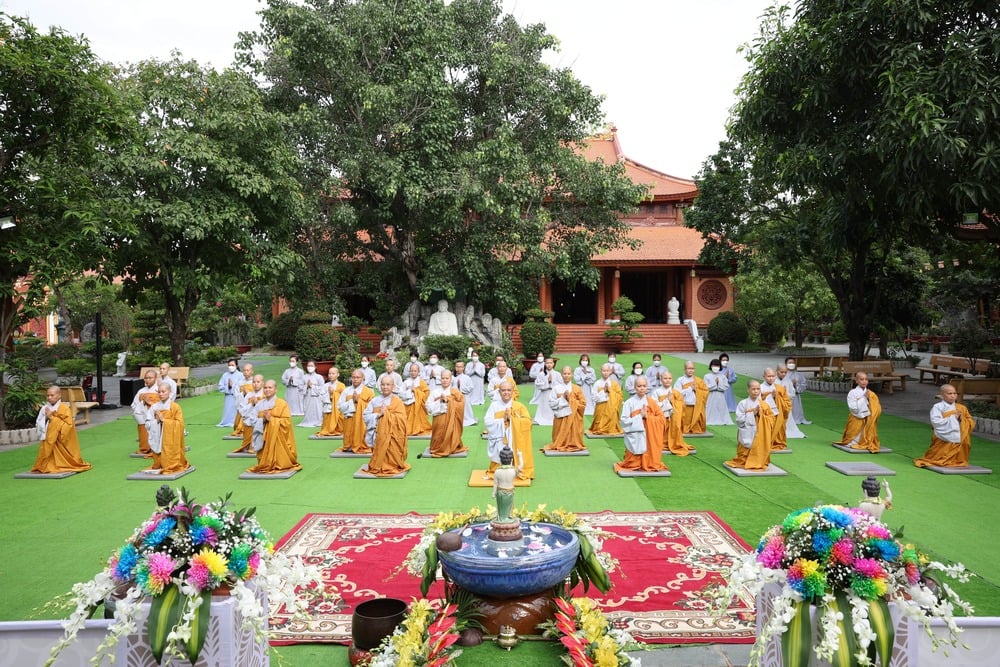 Dịp này, Ni Sư Thích nữ Hương Nhũ đã có thời pháp thoại về Công đức Tắm Phật - một nghi lễ quan trọng trong truyền thống Phật giáo.