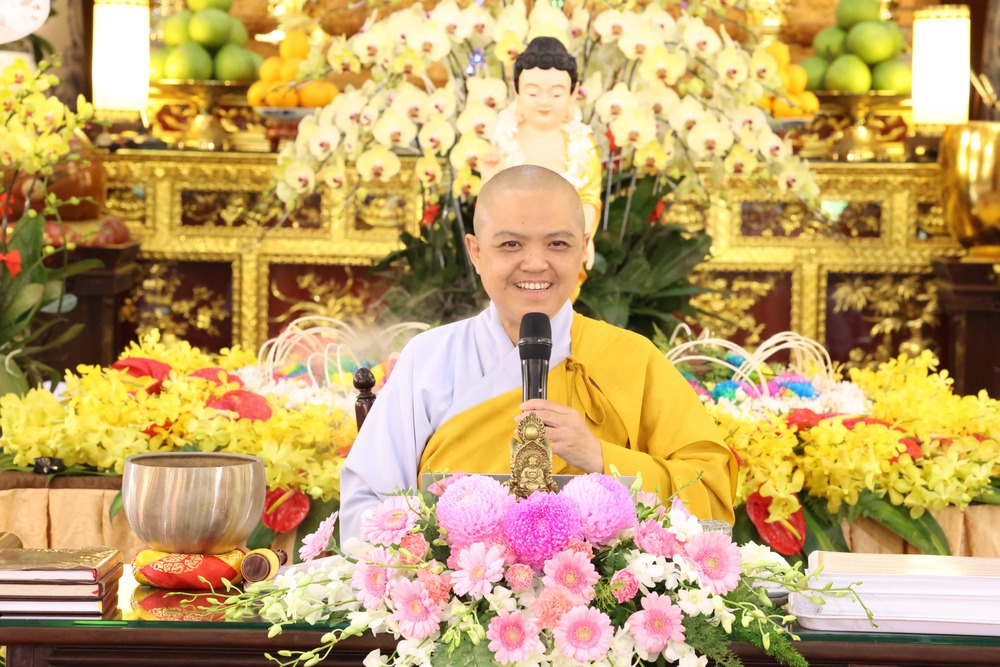 Trước khi truyền giới, Ni sư Thích nữ Hương Nhũ đã thuyết giảng “Sự cần thiết của Pháp sám hối khi quy y Tam Bảo”