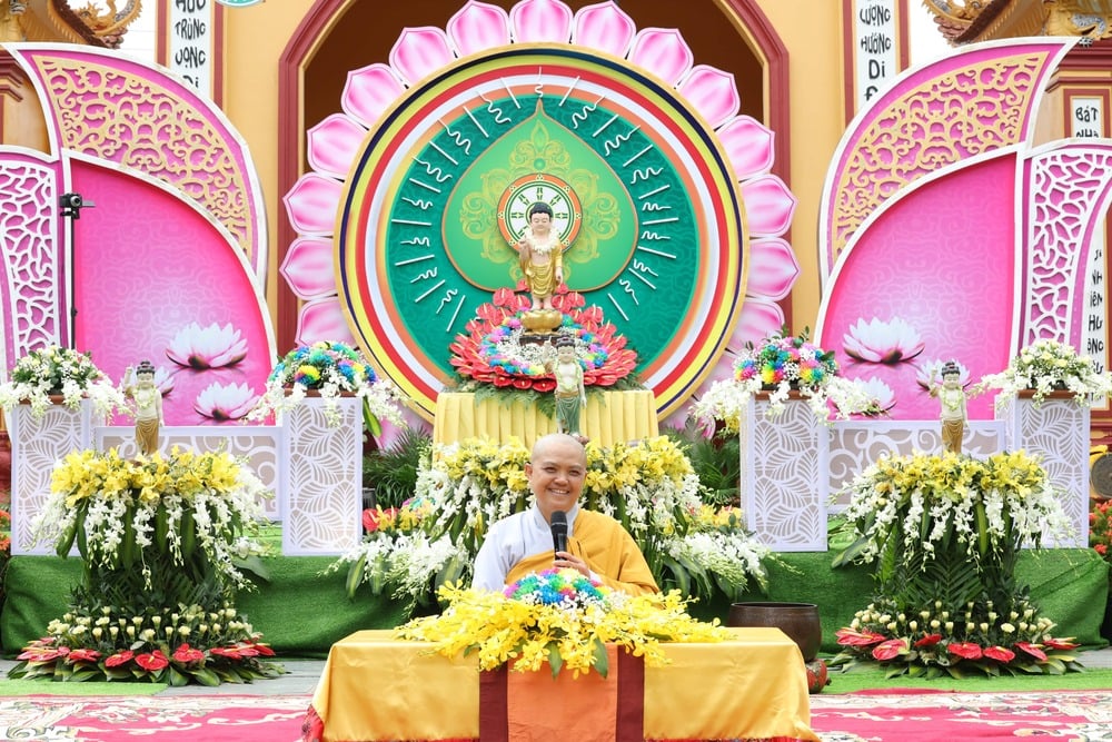Ni sư Hương Nhũ thuyết giảng
