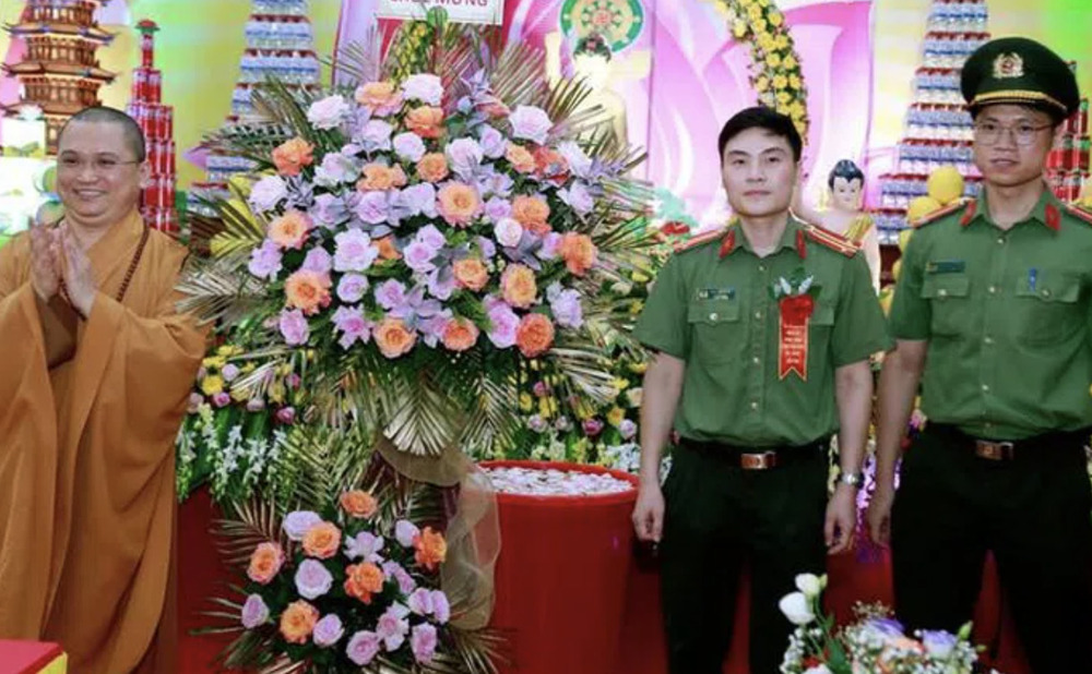 Công an huyện Thạch Thất tặng hoa chúc mừng Phật đản
