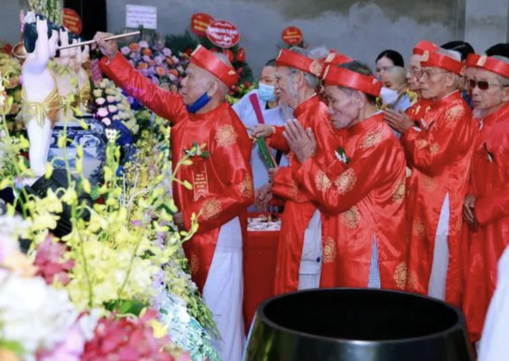 Trang nghiêm thực hiện nghi thức Tắm Phật truyền thống