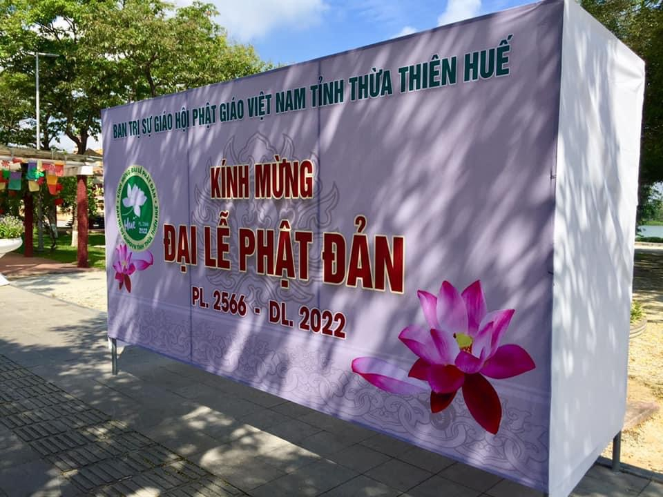 Huế: lung linh sắc màu Phật đản PL 2566 10