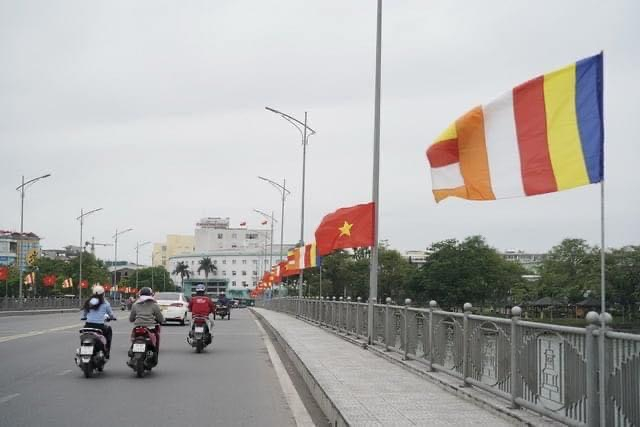 Huế: lung linh sắc màu Phật đản PL 2566 6