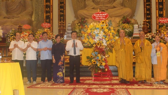 Lãnh đạo tỉnh Nghệ An tặng hoa chúc mừng