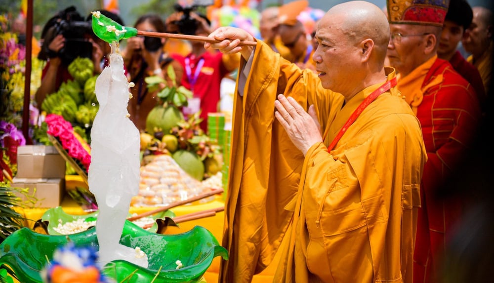 Lễ tắm Phật như cam lộ tưới mát, công đức vô lượng khó có thể nghĩ bàn.