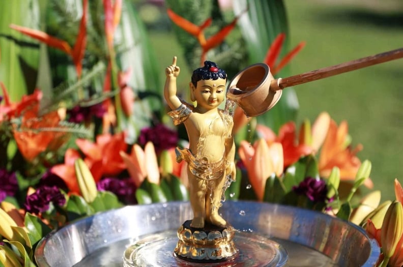 Nghi lễ tắm Phật là một trong những nghi thức phổ biến của Lễ hội Phật đản hằng năm trong nhiều truyền thống Phật giáo khác nhau. Ảnh: Internet