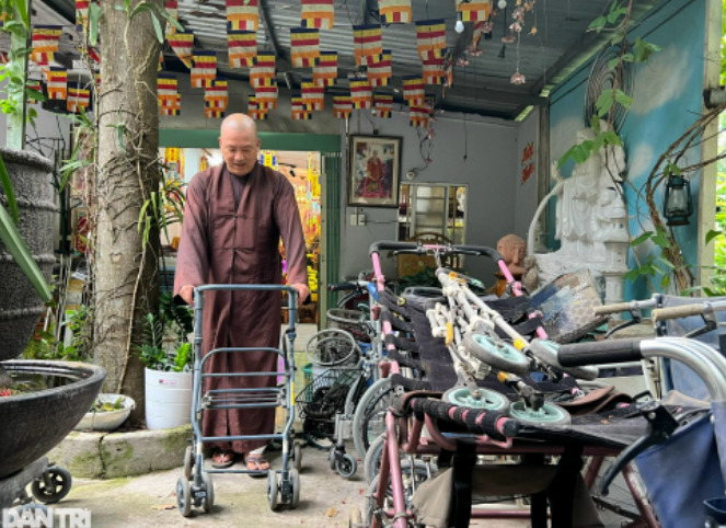 Thầy Đức Minh lấy xe lăn cũ mua được từ vựa ve chai hoặc hàng cũ từ Nhật Bản về để sửa chữa (Ảnh: Diệp Phan).