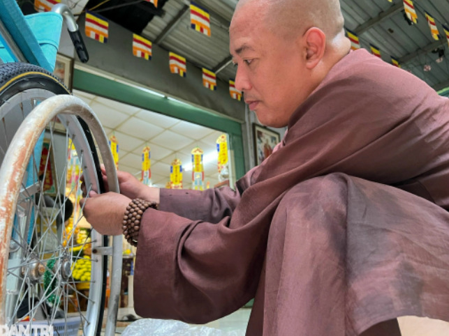 Ngoài sự hỗ trợ của nhà hảo tâm về tiền bạc, mỗi chiếc xe được hồi sinh là tâm huyết, sự chung tay góp sức của sư thầy cùng các chú tiểu trong Đạo tràng (Ảnh: Diệp Phan).