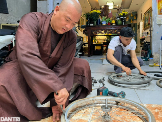 Từ một người không biết gì về sửa chữa xe lăn, giờ đây sư thầy đã 'lành nghề' (Ảnh: Diệp Phan).
