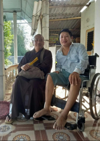 Sư thầy có dịp đến Bố Trạch, Quảng Bình thăm anh Lê Văn Hóa năm 2020, một năm sau khi thầy tặng xe lăn (Ảnh: Văn Hóa).