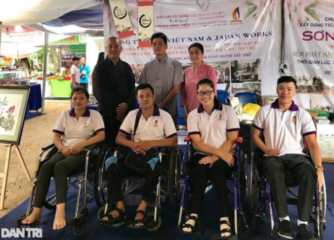 Anh Hồ Quang Thương (ngồi xe lăn thứ hai từ trái sang) cùng sư thầy và bạn bè bán hàng gây quỹ năm 2020 (Ảnh: Quang Thương).