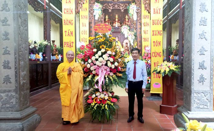 Lãnh đạo UBND quận Hoàn Kiếm tặng hoa chúc mừng Đại lễ Phật đản 2646 tại chùa Lý Triều Quốc Sư (Hà Nội).
