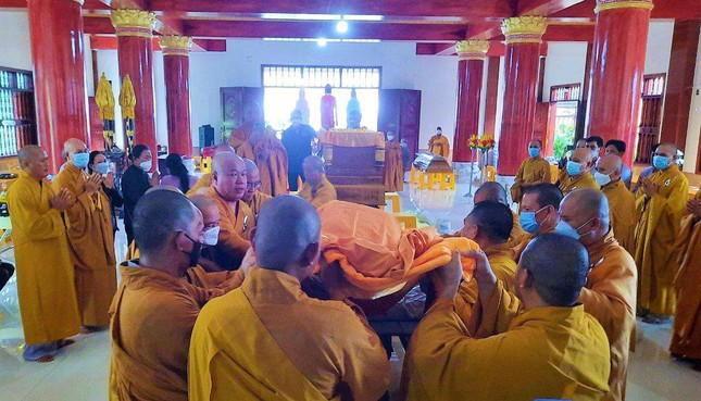 Cung thỉnh nhục thân Trưởng lão Hòa thượng nhập kim quan