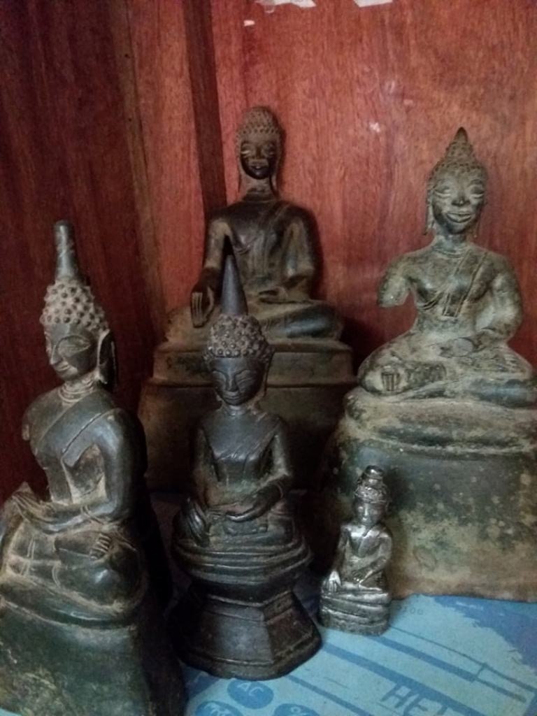 Các bức tượng phật đang được cất giữ ở xã Mỹ Lý