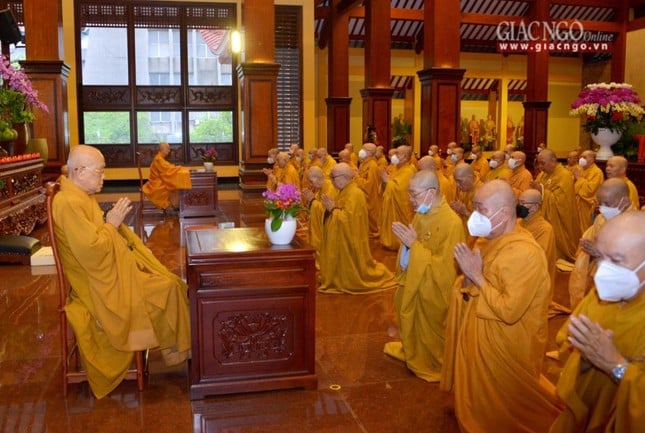 Chư Tăng thọ pháp an cư