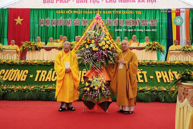 Hòa thượng Thích Thiện Pháp thay mặt Hội đồng Trị sự GHPGVN tặng hoa chúc mừng đại hội