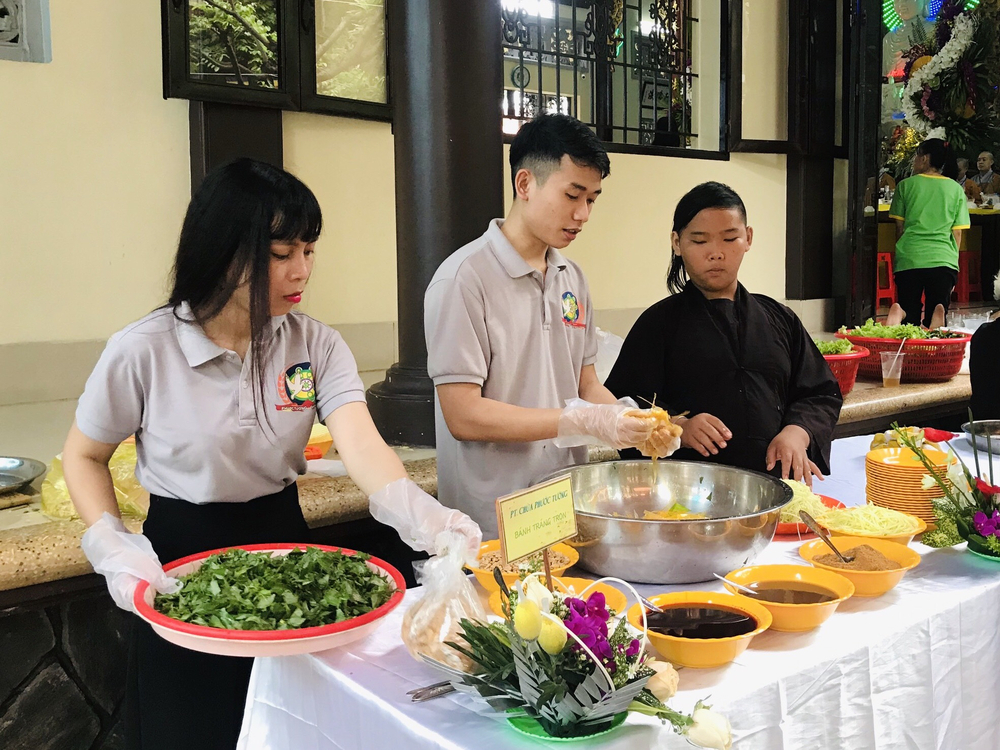Phật tử Hoa Tường Bạch tích cực công quả ở chùa.