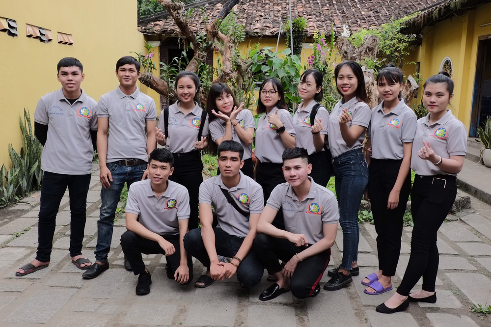 Phật tử Hoa Tường Bạch chụp hình lưu niệm cùng Hội Thanh Niên Phước Tường Thiện Nguyện.