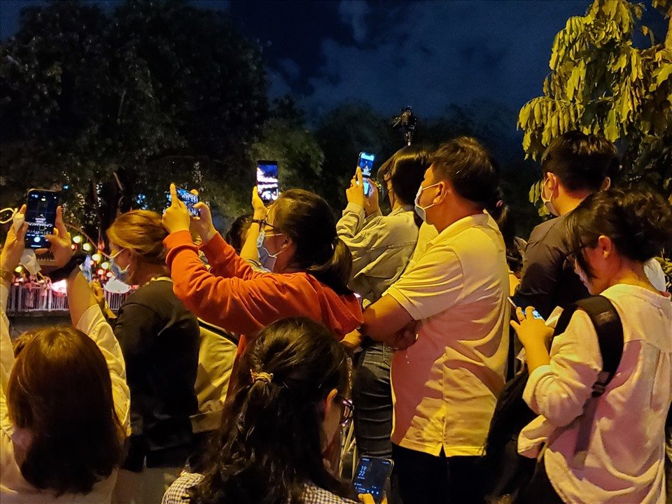 Người dân TP.HCM đội mưa thả đèn hoa đăng mừng Đại lễ Phật đản tại chùa Pháp Hoa 7