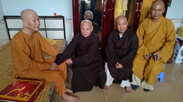 Hòa thượng Chủ tịch HĐTS thăm HT. Thích Nhựt Huệ vào năm 2015.