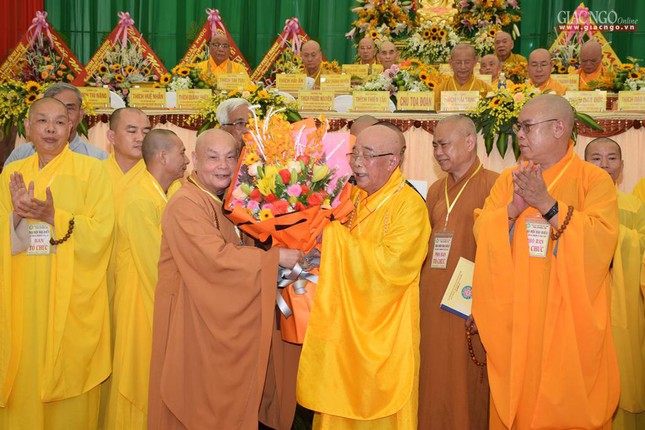 Hòa thượng Thích Thiện Nhơn, Chủ tịch Hội đồng Trị sự tặng hoa chúc mừng Hòa thượng Thích Thiện Tấn tái suy cử Trưởng ban Trị sự Phật giáo tỉnh Quảng Trị